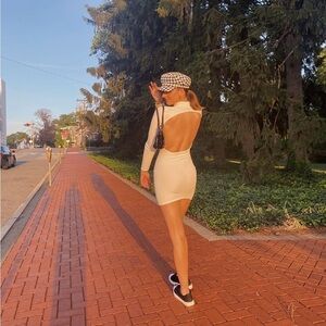 Nastygal Backless long sleeve bodycon dress in white. 🤍☁️🪽🫧
Size US 6